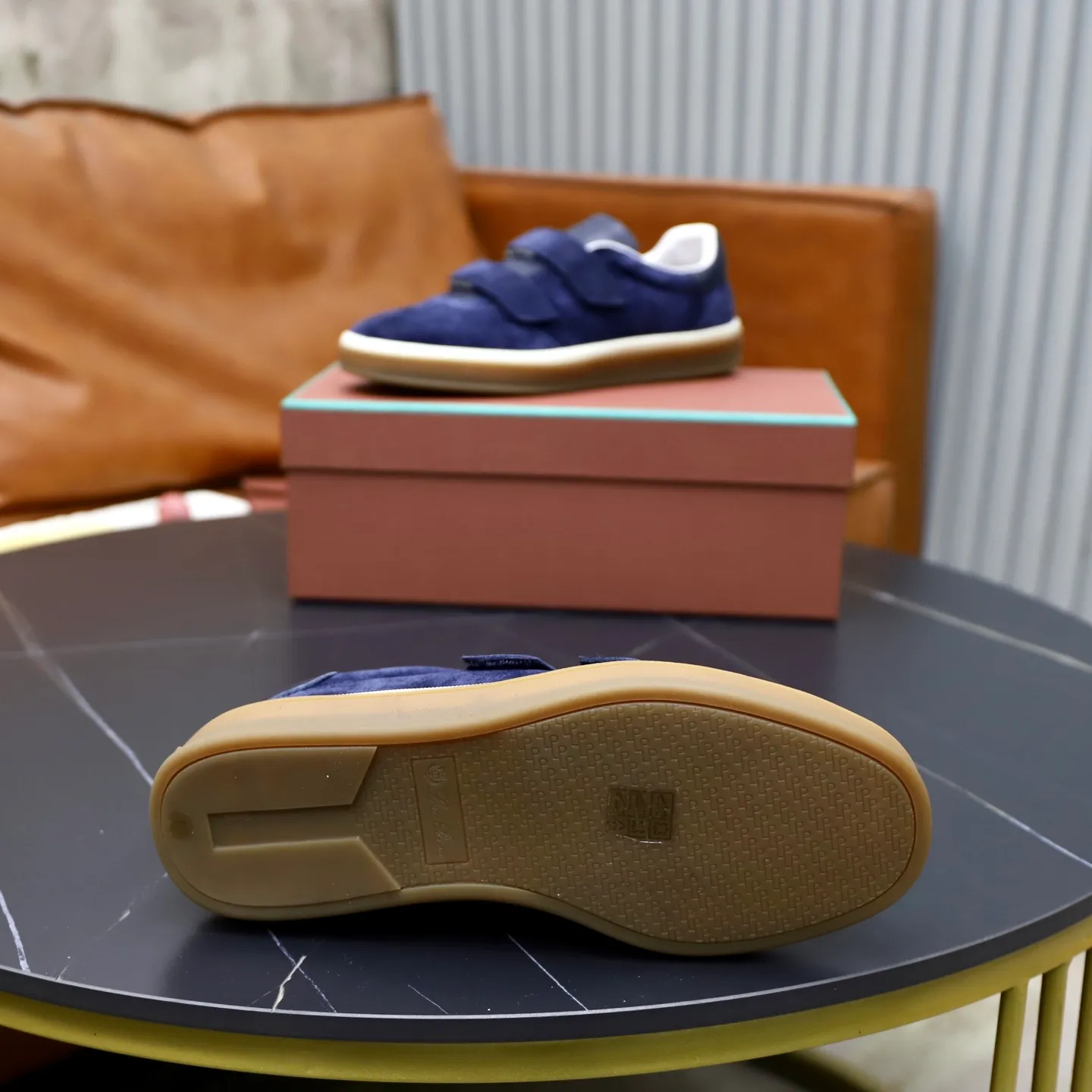 Ex-factory price: 560💰Loro Riana men’s moral training sneakers! Made from high-quality materials and designed in a low-cut silhouette, it offers an elegant and stylish look that's suitable for year-round wear. The unique double-layer sole aesthetic design, caramel cup-shaped outsole is decorated with off-white rubber trim, creating an attractive color combination. Pair with tailored pieces or jeans for a sophisticated yet casual look. The heel is decorated with soft cow leather tongue with Kummel color inserts and cotton laces with embossed LP logo. Upper: cow split suede stitching knitted fabric. Lining: original thickened soft sheepskin. Size: 38-39-40-41-42-43-44 (customized in 45.46)
